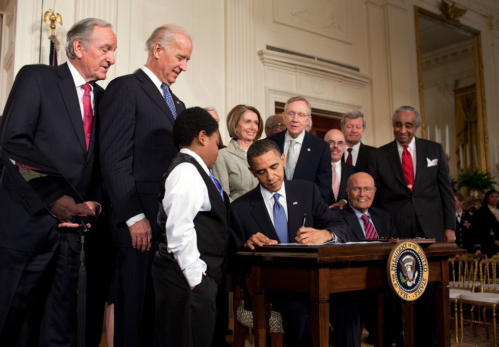 Obama_signs_health_care-20100323